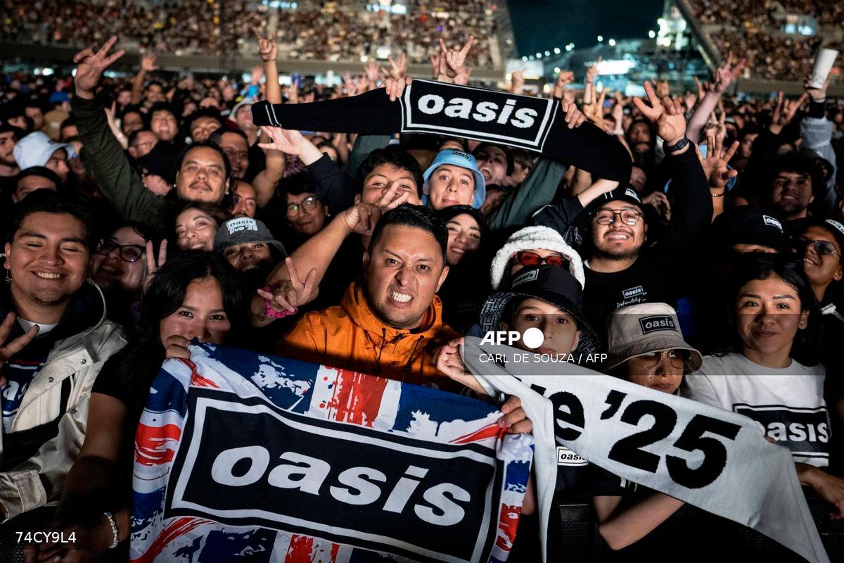 Fans gesture as they wait to see British band Oasis perform at the GNP Seguros Stadium in Mexico City on September 12, 2025. (Photo by Carl de Souza / AFP)