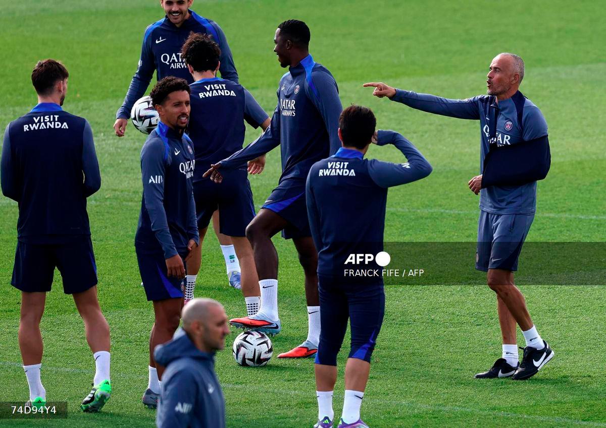 Paris Saint-Germain's Spanish head coach Luis Enrique (R) gestures during a training session in Poissy, west of Paris, on September 13, 2025, on the eve of the L1 football match against Lens. - AFP