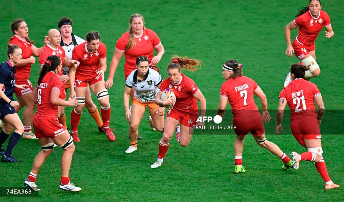 Canada's centre Alex Tessier (C) runs with the ball during the Women’s Rugby World Cup quarter-final between Canada and Australia at Ashton Gate Stadium, Bristol, southwest England, on September 13, 2025. - AFP