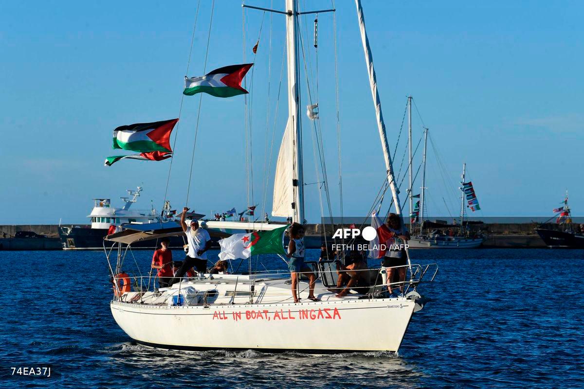 Aktivis yang mengambil bahagian dalam Global Sumud Flotilla, yang menuju ke Semenanjung Gaza bagi memecahkan sekatan Israel ke atas wilayah Palestin itu, belayar dengan sebuah bot layar yang berlepas dari pelabuhan utara Tunisia di Bizerte pada 13 September 2025. - AFP