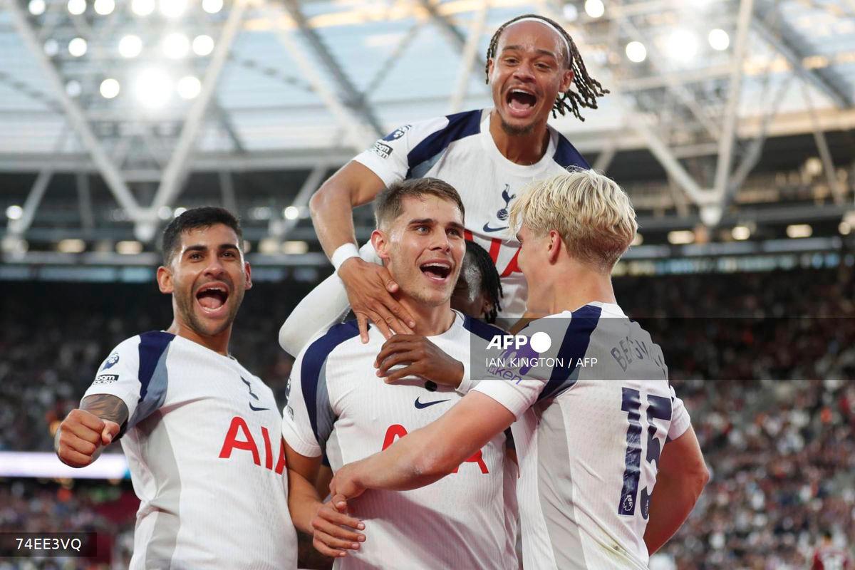 Tottenham Hotspur's Dutch defender #37 Micky van de Ven (C) celebrates scoring their third goal with Tottenham Hotspur's Swedish midfielder #15 Lucas Bergvall (R), Tottenham Hotspur's Argentinian defender #17 Cristian Romero (L) and Tottenham Hotspur's Dutch midfielder #07 Xavi Simons (top) during the English Premier League football match between West Ham United and Tottenham Hotspur at the London Stadium, in London on September 13, 2025. - AFP