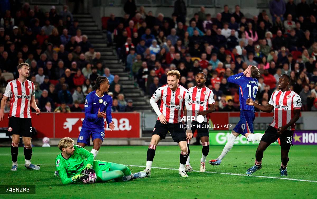 Chelsea's English midfielder #10 Cole Palmer (2R) reacts after Brentford's Irish goalkeeper #01 Caoimhin Kelleher (2L) saves his shot during the English Premier League football match between Brentford and Chelsea at the Gtech Community Stadium in London on September 13, 2025. - AFP