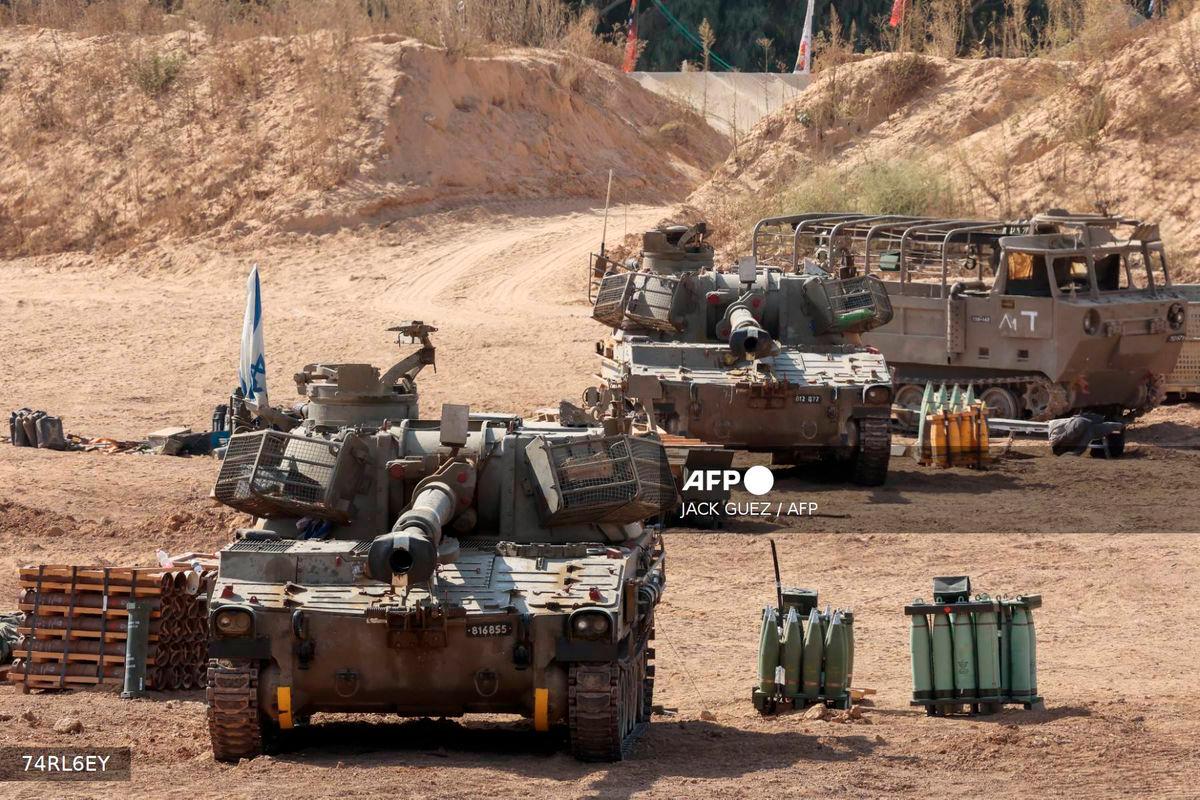 This picture taken from a position at Israel's border with the Gaza Strip shows Israeli mobile artillery units deployed near the border fence with the besieged Palestinian territory on September 17, 2025. - AFP
