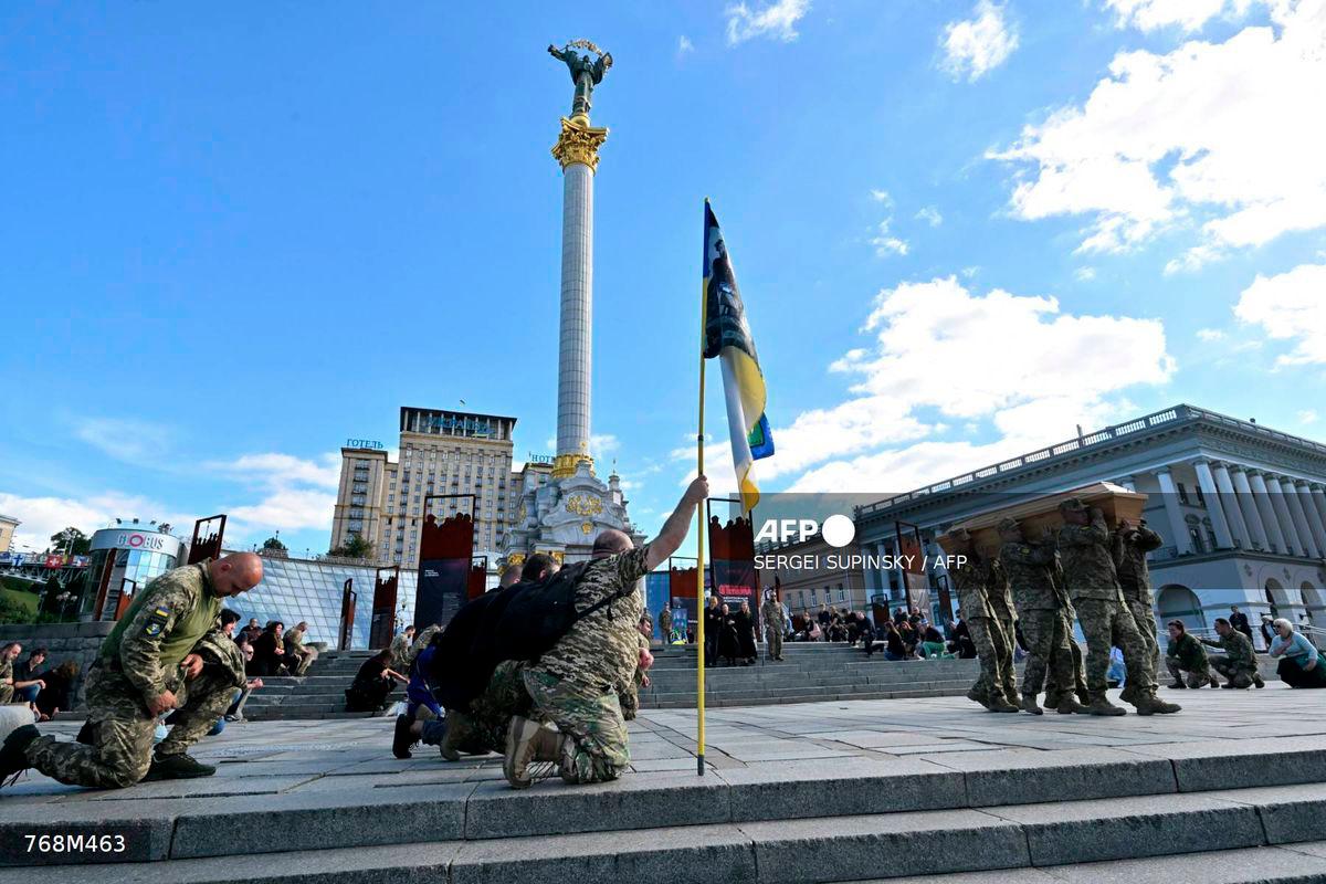 Soldiers carry a coffin with the body of the Ukrainian serviceman with the call sign Bes during the funeral ceremony at Independence Square in Kyiv on September 20, 2025, amid Russian invasion in Ukraine. - AFP