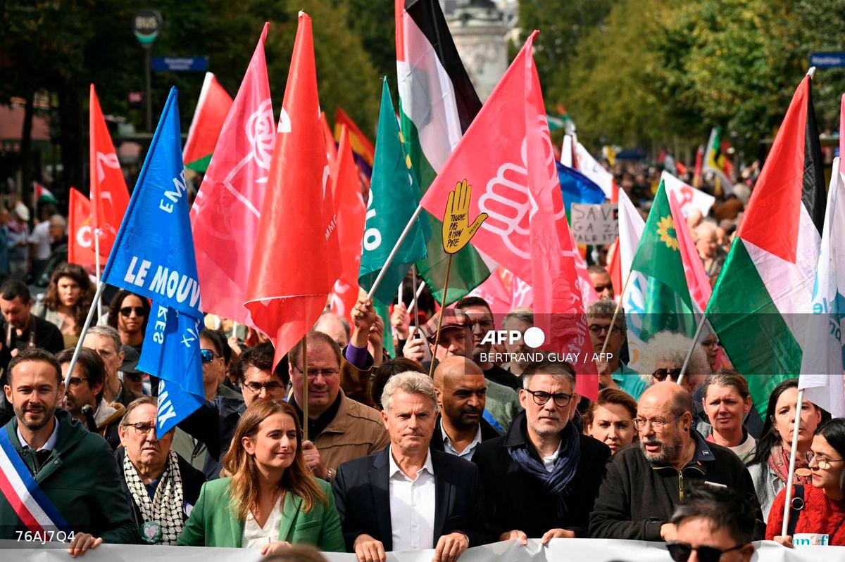 National secretary of French left-wing The Ecologistes party Marine Tondelier (C-L), National secretary of French far-left Communist party (PCF) Fabien Roussel (C) and First secretary of French left-wing Socialist party (PS) Olivier Faure (C-R) lead a march asking for the recognition of the State of Palestine and the end of the genocide, in Paris on September 21, 2025. - AFP