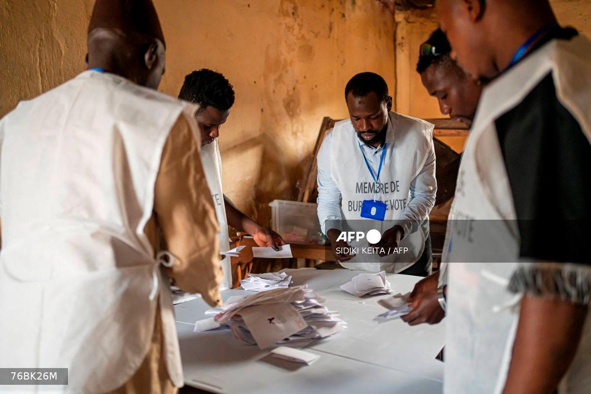 Officials of Guinea's General Directorate of Elections (DGE) count ballots at the Amie School polling station in Conakry on September 21, 2025 after Guinea voted in the constitutional referendum. - AFP