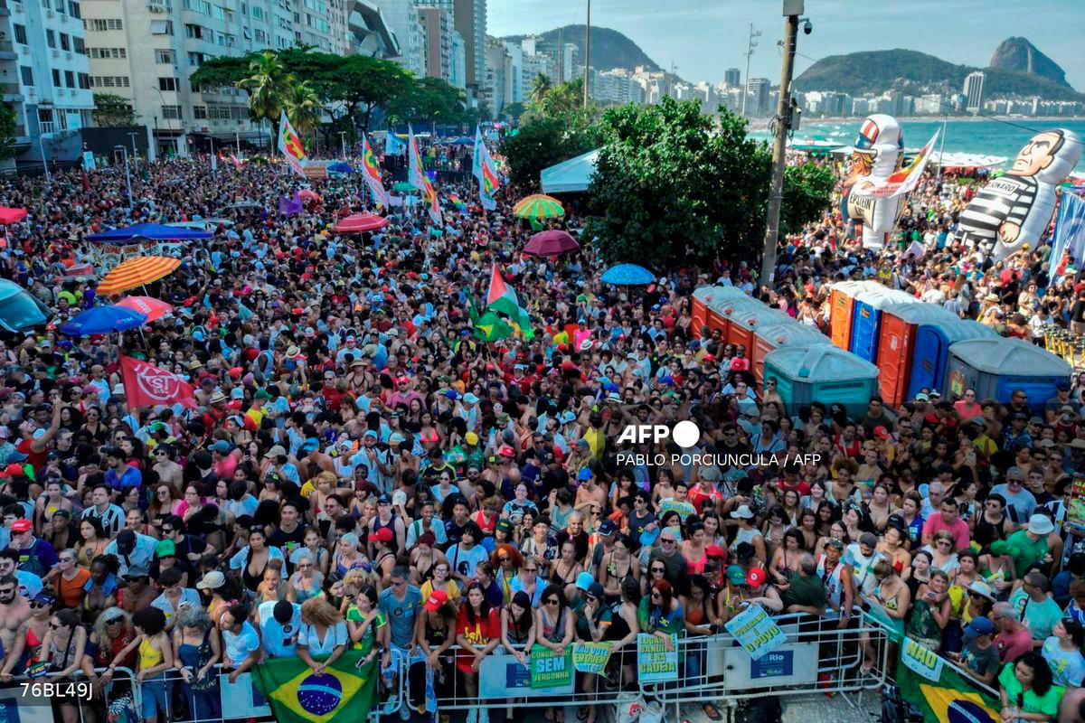 This aerial view shows demonstrators attending a protest against a constitutional amendment known as the Shielding Project, which requires Congress to authorize any criminal charges against deputies and senators through a secret vote, in Rio de Janeiro, Brazil, on September 21, 2025. - AFP