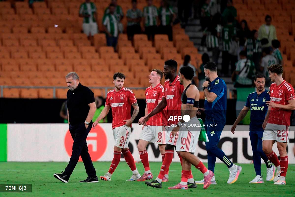Nottingham Forest's Australian coach Ange Postecoglou and his team leave at the end of the UEFA Europa League 1st round day 1 football match between Real Betis and Nottingham Forest at the Benito Villamarin stadium in Seville on September 24, 2025. The match ended in a draw 2-2. - AFP