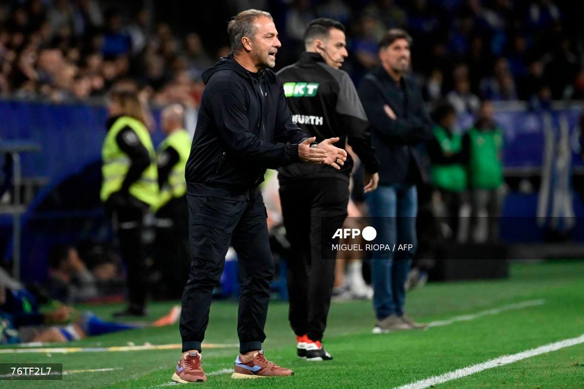 Barcelona's German coach Hans-Dieter Flick gestures to players during the Spanish league football match between Real Oviedo and FC Barcelona at the Carlos Tartiere stadium in Oviedo on September 25, 2025. - AFP