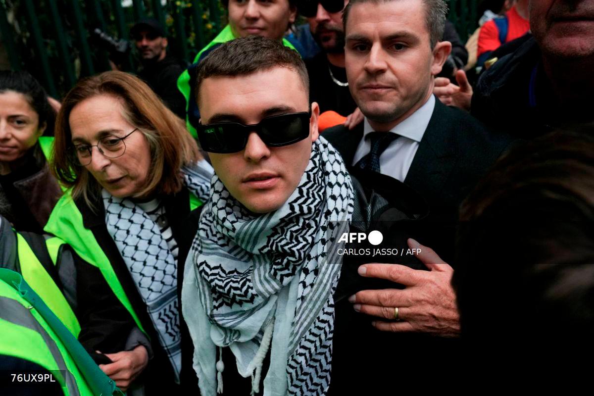 Member of the band Kneecap Liam O'Hanna who performs under the stage name Mo Chara, leaves Woolwich Crown Court in south east London on September 26, 2025. - AFP