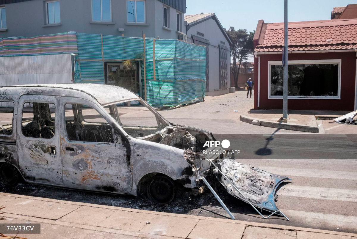A general view of an empty street with a burned car a day after a demonstration against repeated water and electricity outages in Antananarivo on September 26, 2025. - AFP