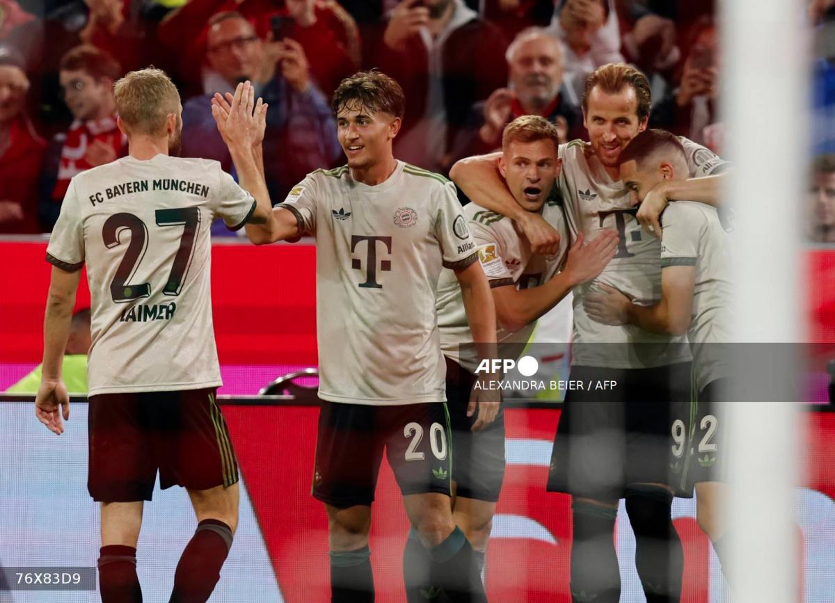 Bayern Munich's English forward #09 Harry Kane (2R) celebrates with teammates scoring his team's third goal during the German first division Bundesliga football match between Bayern Munich and Werder Bremen in Munich on Spetember 26, 2025. - AFPPIX