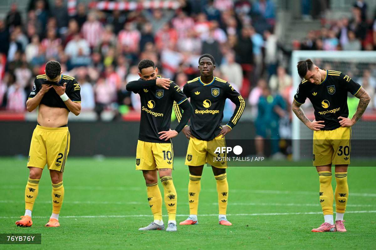 (L-R) Manchester United's Portuguese defender #02 Diogo Dalot, Manchester United's Brazilian striker #10 Matheus Cunha, Manchester United's English midfielder #37 Kobbie Mainoo and Manchester United's Slovenian striker #30 Benjamin Sesko react on the pitch after the English Premier League football match between Brentford and Manchester United at the Gtech Community Stadium in London on September 27, 2025. - AFP