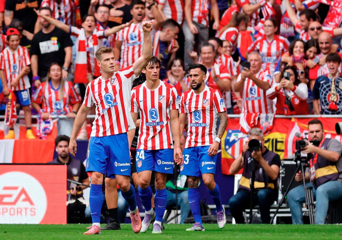 Atletico Madrid’s forward Alexander Sorloth (L) celebrates scoring his team’s second goal during the Spanish league football match between Club Atletico de Madrid and Real Madrid CF at the Metropolitano stadium in Madrid on September 27, 2025. - AFP