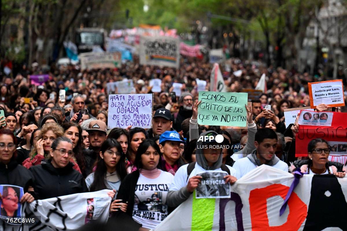 People attend a demonstration called by rights groups under the banner: “There are no good or bad victims, only femicides,“ referencing the three murdered teenagers’ alleged involvment in sex work, in Buenos Aires, on September 27, 2025. (Photo by Luis ROBAYO / AFP)