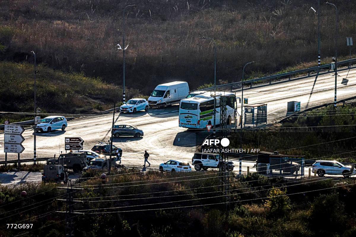 Israeli security forces restrict traffic along a road near the scene of a reported ramming attack at the Jit junction, west of Nablus in the occupied West Bank on September 28, 2025. (Photo by Jaafar ASHTIYEH / AFP)