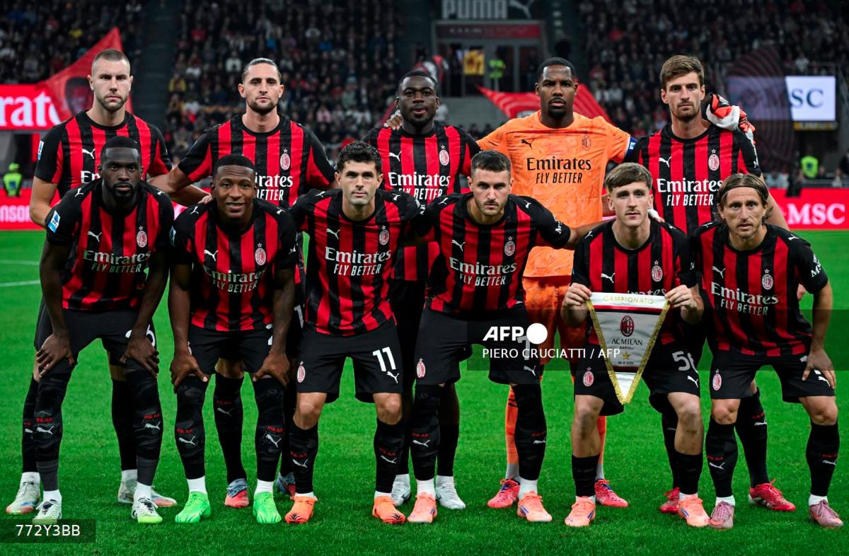 AC Milan's players pose for a photograph prior to the Italian Serie A football match between AC Milan and SSC Napoli at San Siro stadium in Milan, northern Italy, on September 28, 2025.- AFPPIX
