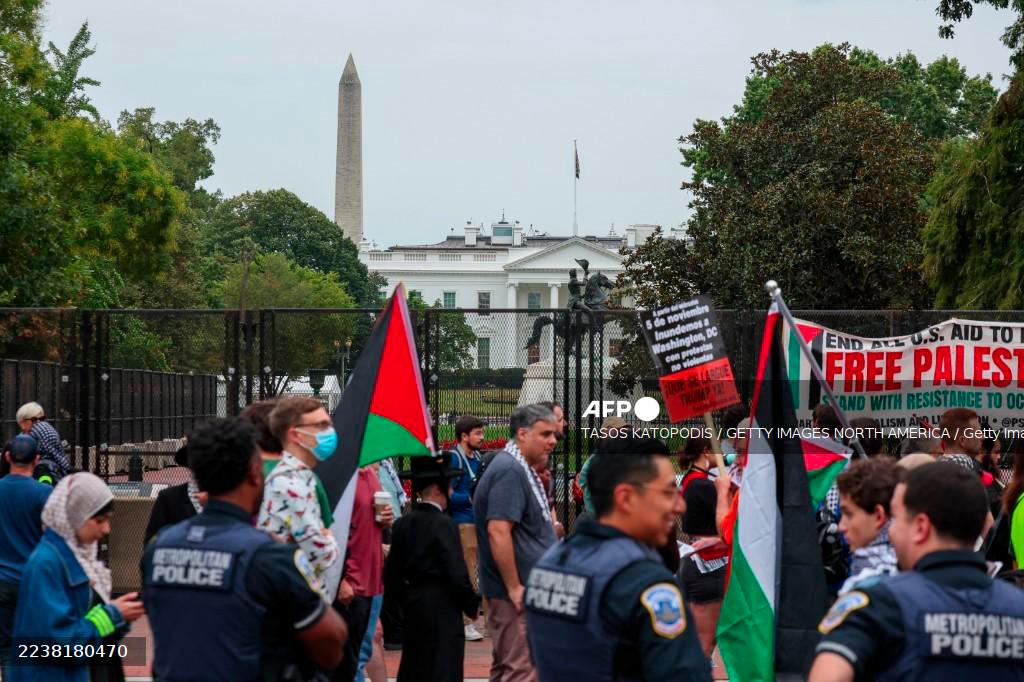 Protesters gather outside the White House where Israeli Prime Minister Benjamin Netanyahu was meeting with U.S. President Donald Trump on September 29, 2025 in Washington, DC. - Tasos Katopodis/Getty Images/AFPPIX
