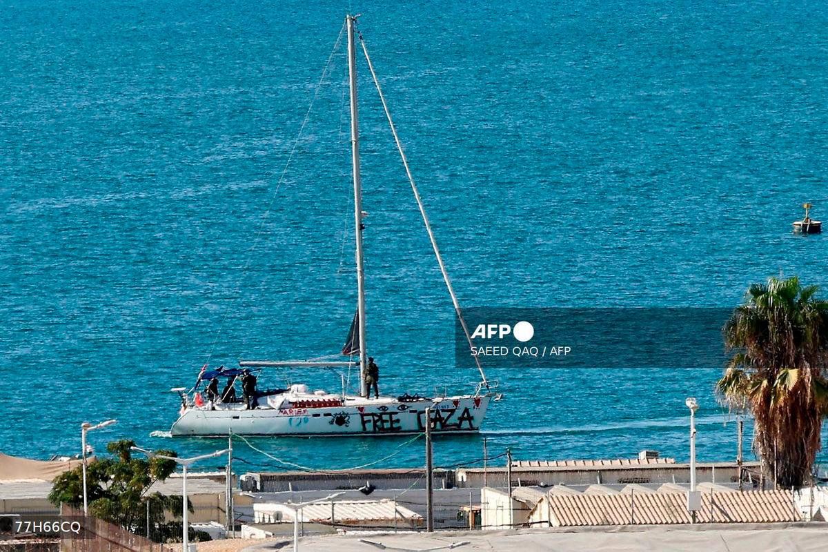 Sebuah bot dari Global Sumud Flotilla yang dipintas oleh pasukan Israel di Laut Mediterranean berhampiran perairan Semenanjung Gaza, tiba di pelabuhan selatan Ashdod pada 2 Oktober 2025. - AFP