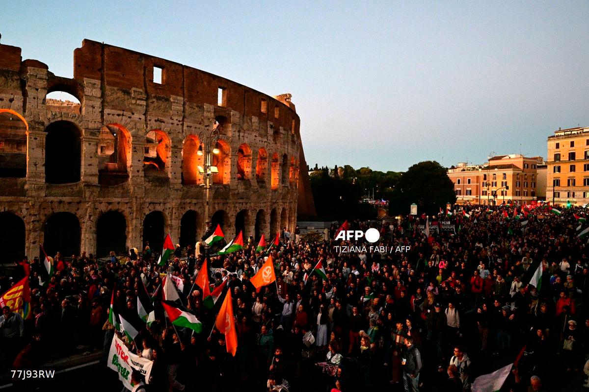 Pro-Palestinian demonstrators gather to support the Palestinians and to protest against the interception of the Global Sumud Flotilla, near the Colosseum in Rome on October 2, 2025. (Photo by Tiziana FABI / AFP)