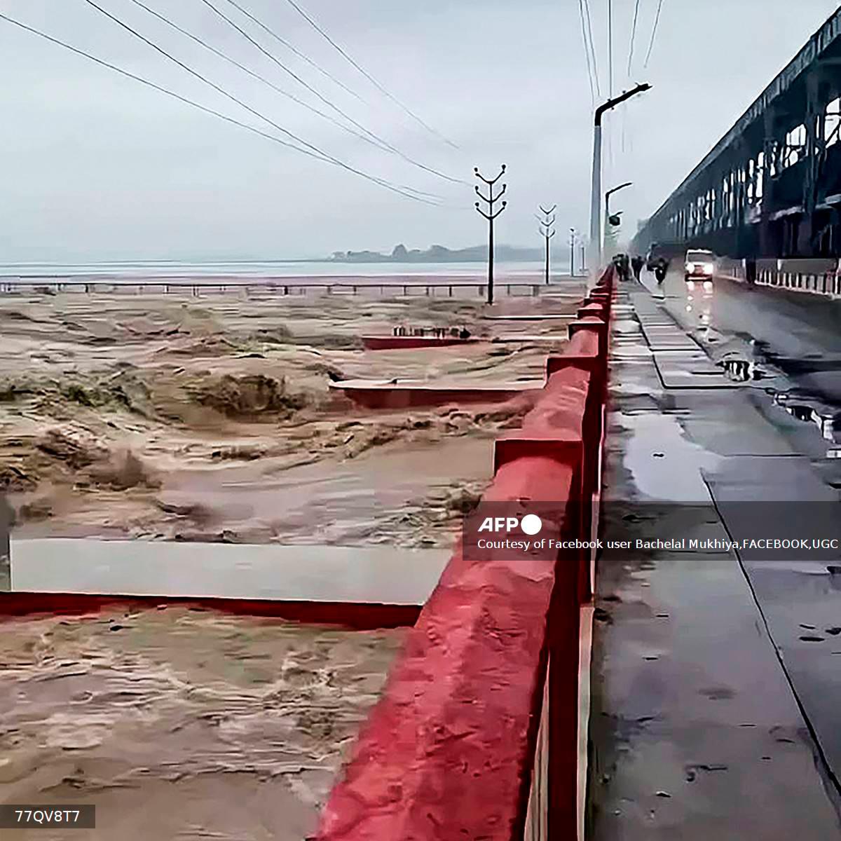 This handout screen grab taken from UGC video footage courtesy of Facebook user Bachelal Mukhiya taken and received on October 5, 2025 shows high tidal waves crashing Koshi Barrage at Bhardaha in Saptari district, Madhesh province after river Koshi overflowed owing to heavy rain showers. (Photo by Courtesy of Facebook user Bachelal Mukhiya,FACEBOOK,UGC / AFP) - AFP PHOTO/COURTESY OF FACEBOOK USER BACHELAL MUKHIYA/HANDOUT