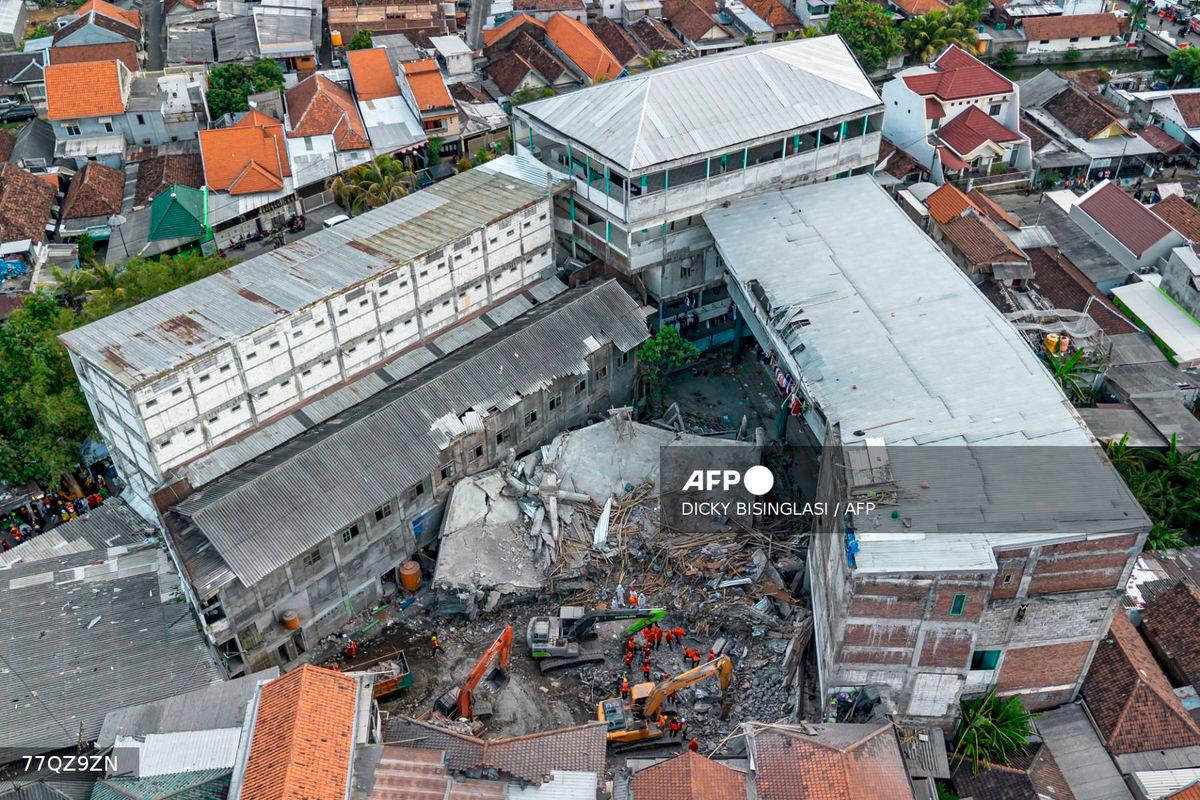 Rescuers searching for victims at the Al Khoziny Islamic boarding school in Sidoarjo, East Java, on October 5, 2025. (Photo by Dicky Bisinglasi / AFP)
