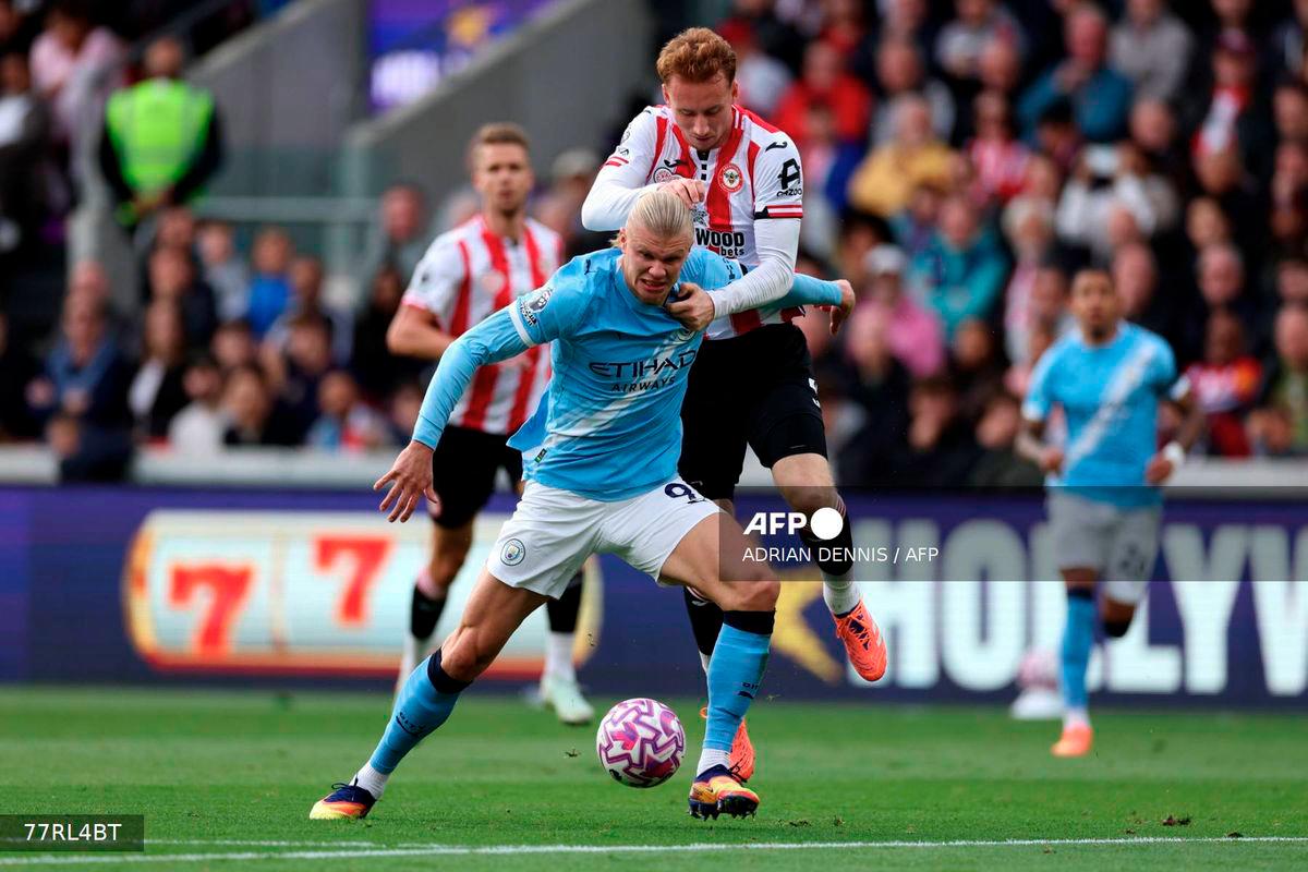 Manchester City's Norwegian striker #09 Erling Haaland battles for the ball with Brentford's Dutch defender #04 Sepp Van den Berg during the English Premier League football match between Brentford and Manchester City at the Gtech Community Stadium in London on October 5, 2025. - AFP