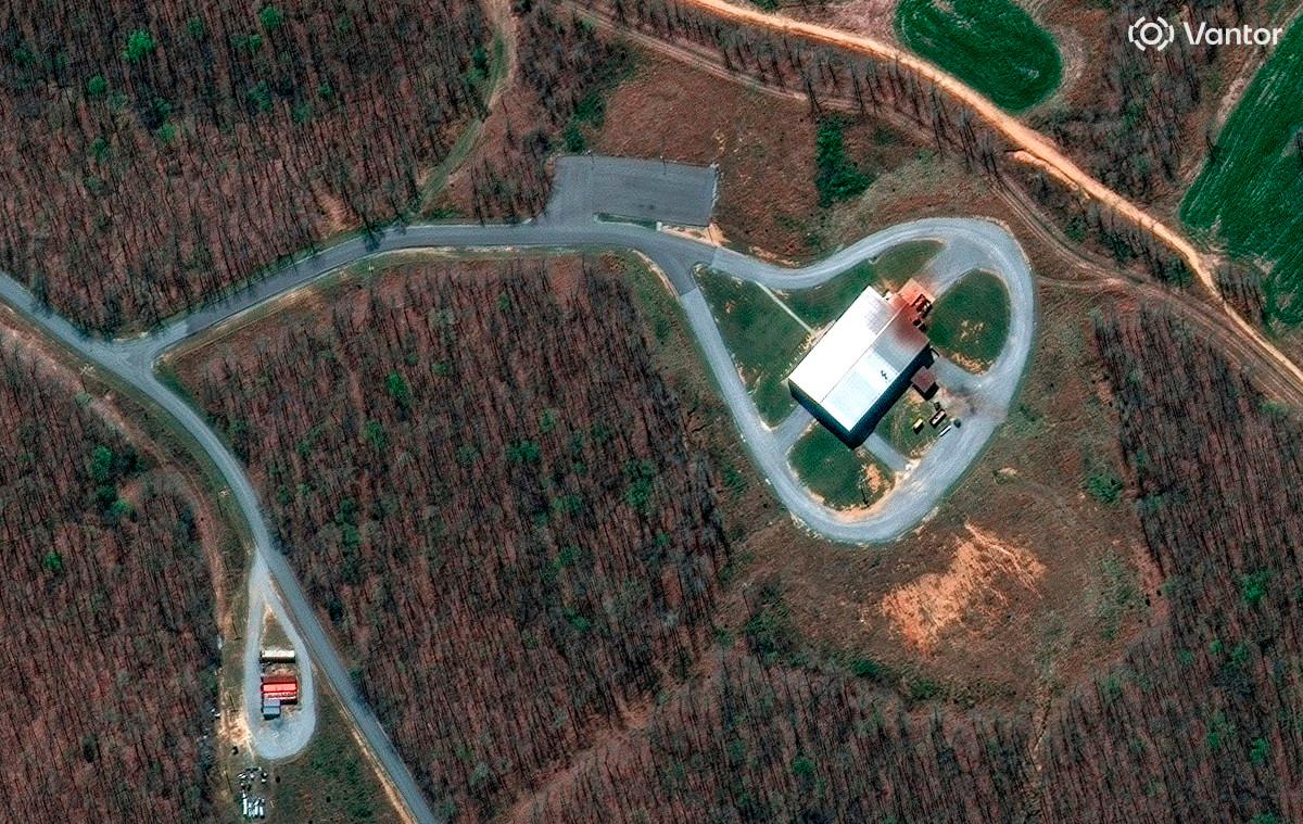 This handout satellite image by Vantor taken on April 3, 2021 and released by Vantor on October 11, 2025, shows a view of Accurate Energetic Systems before the explosion, in McEwen, Humphreys County, Tennessee. - SATELLITE IMAGE ©2025 VANTOR / AFP