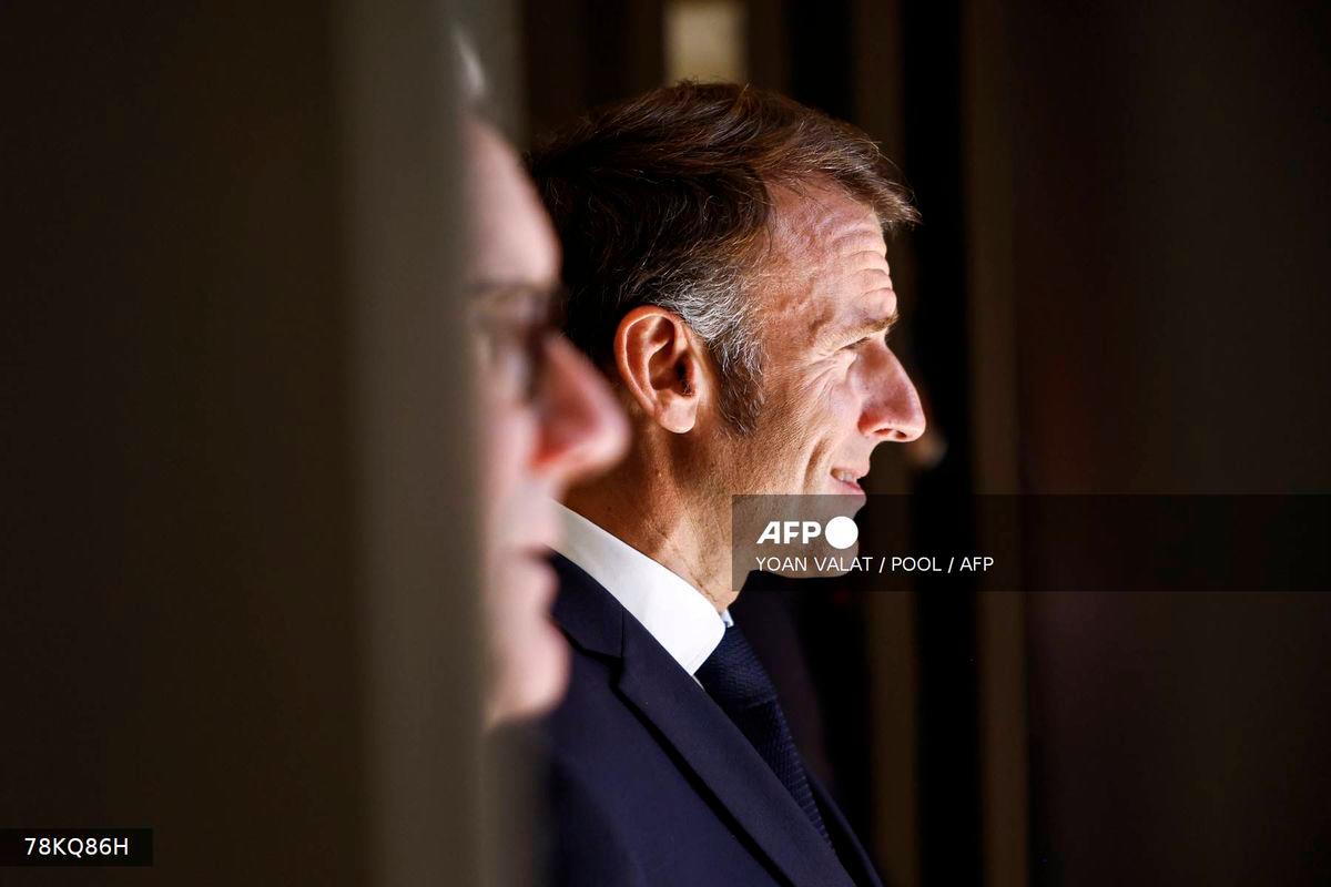 France's President Emmanuel Macron (R) and Britain's Prime Minister Keir Starmer (L) react as they wait for the arrival of Palestinian president Mahmud Abbas at the congress centre prior to attend the Sharm El-Sheikh Peace Summit, in the Egyptian Red Sea resort town of Sharm el-Sheikh, on October 13, 2025. - Pool via AFP