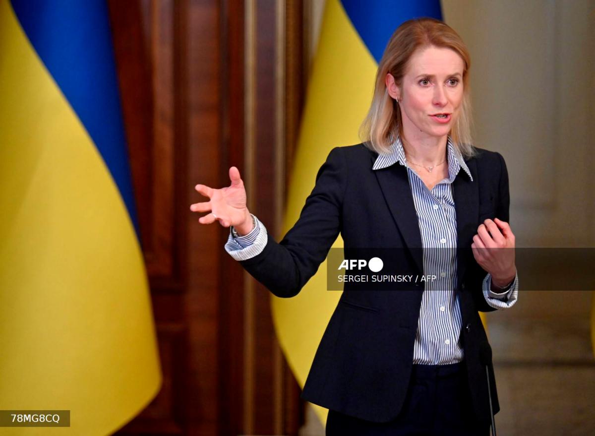 Perwakilan Tinggi Kesatuan Eropah bagi Hal Ehwal Luar dan Dasar Keselamatan, Kaja Kallas, membuat isyarat semasa sidang media bersama selepas mengadakan perbincangan dengan presiden Ukraine di Kyiv pada 13 Oktober 2025, di tengah-tengah pencerobohan Rusia ke atas Ukraine. - AFP