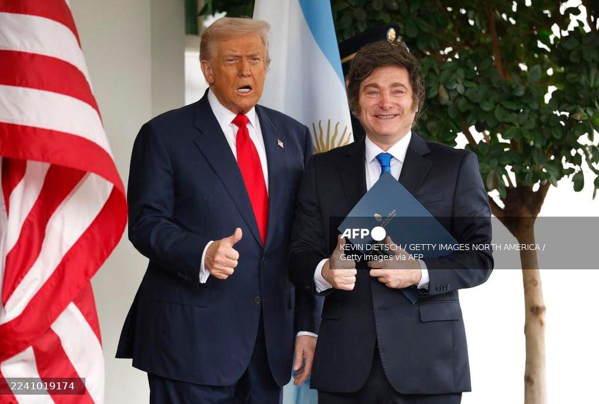 President Donald Trump (L) greets President of Argentina Javier Milei as he arrives at the West Wing of the White House on October 14, 2025 in Washington, DC. - (Photo by Kevin Dietsch / GETTY IMAGES NORTH AMERICA / Getty Images via AFP)