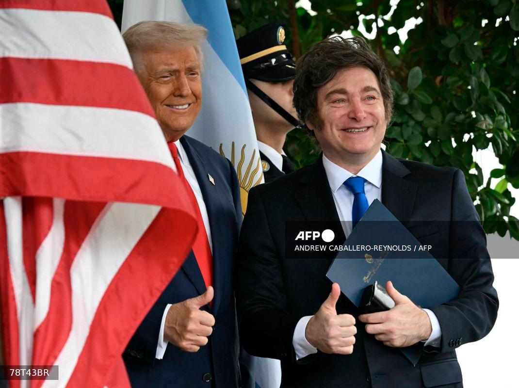 US President Donald Trump greets Argentina’s President Javier Milei at the White House in Washington. Photo by ANDREW CABALLERO-REYNOLDS / AFP.