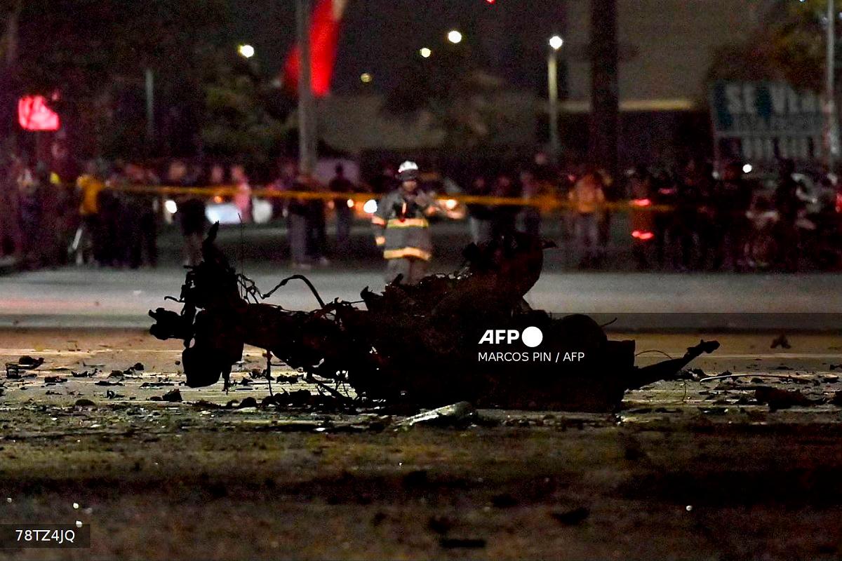 The remains of a suspected car bomb that exploded in front of a shopping center are pictured in the north of Guayaquil, Ecuador on October 14, 2025. - Marcos Pin / AFP