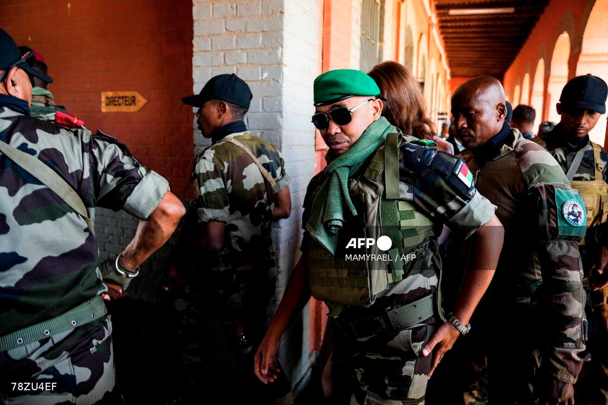 Colonel Michael Randrianirina (C) from the mutinied CAPSAT military contingent arrives to speak to an audience in Antananarivo on October 16, 2025. - AFP