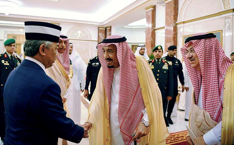 The Yang di-Pertuan Agong Al-Sultan Abdullah Ri’ayatuddin Al-Mustafa Billah Shah is greeted by Saudi Arabia’s King Salman Abdulaziz Al-Saud, Sultan Abdullah (C), on July 15, 2019. — Bernama