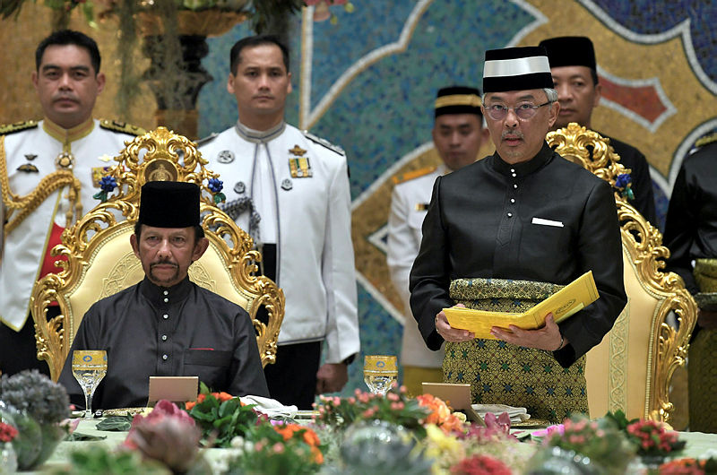 The Yang di-Pertuan Agong, Al-Sultan Abdullah Ri’ayatuddin Al-Mustafa Billah Shah deleivers a royal address in the presence of host the Sultan of Brunei Darussalam, Sultan Hassanal Bolkiah, at the Istana Nurul Iman, on Aug 20, 2019. — Bernama