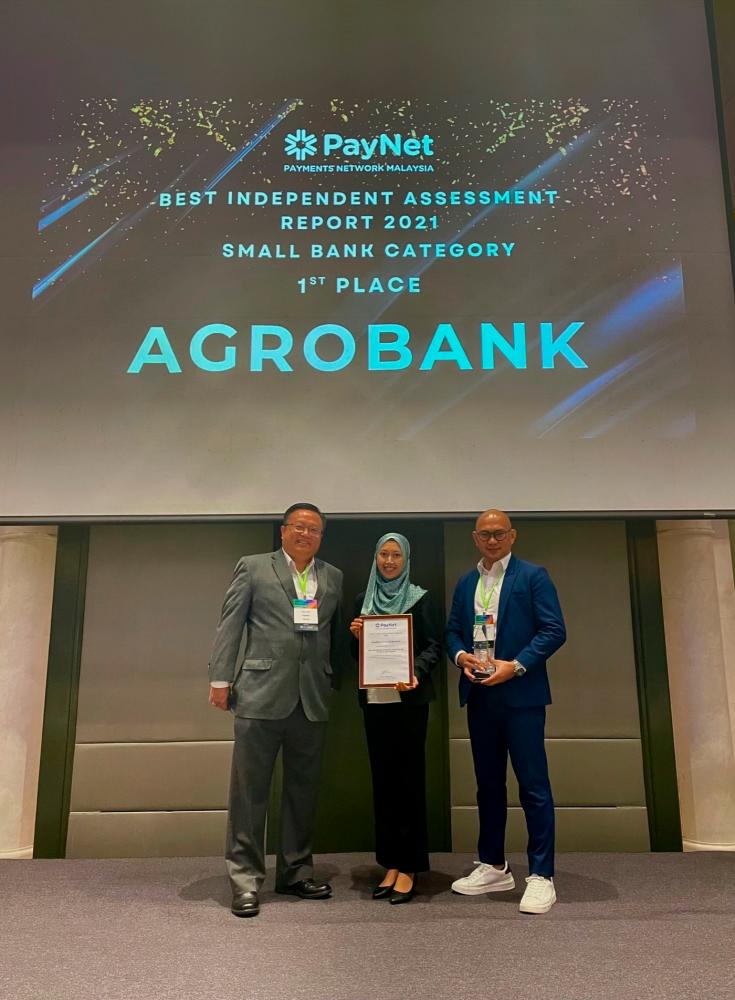 PayNet director (Risk and compliance) Ken Yon (left) presenting the award to Agrobank head of Regulatory Assurance Section (RAS) Vincent Andrew (right) and RAS assistant manager Farahaini Jupri on Sept 21.