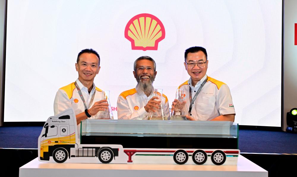Shairan (centre) says Shell is committed to reducing the environmental impact from operations for industry players.