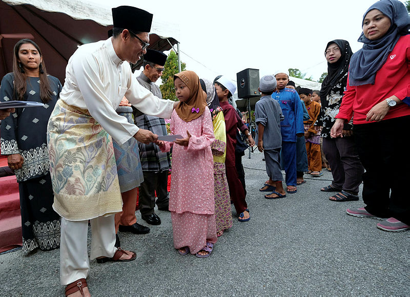 Perak Mentri Besar Ahmad Faizal Azumu hands out aid to high achieving students after attending Tenaga Nasional Berhad’s (TNB) Perak-level Ihya Ramadan event at Masjid Al-Mukmin, Kampung Batu 3, on May 10, 2019. — Bernama