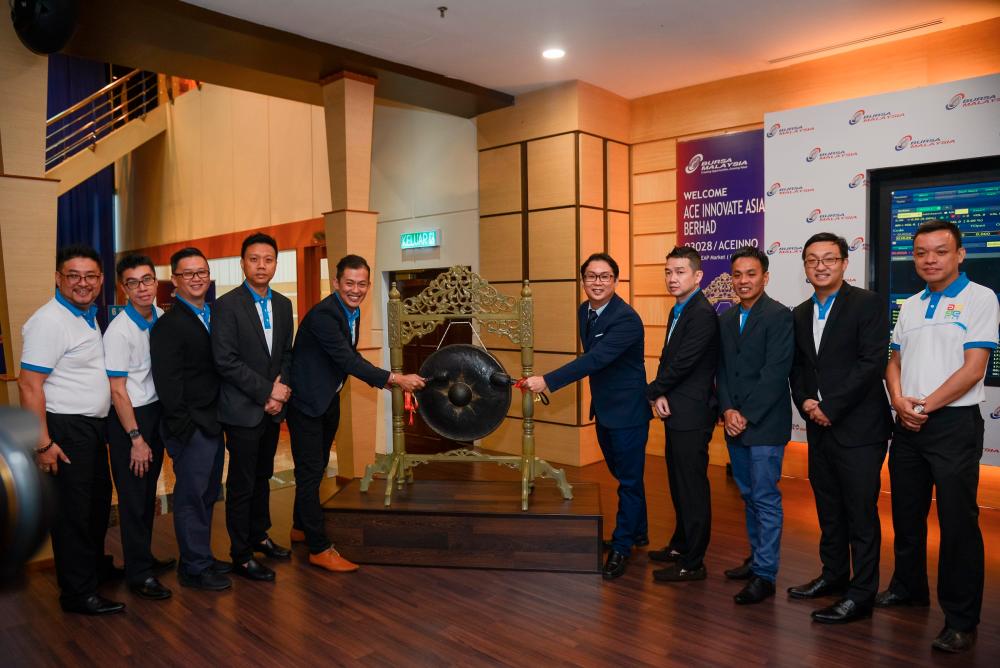 From left: AIAB sales manager Lim Kian Boon, lab manager Loo Shai Mun, chief marketing officer Fong Pok Yee, chief trader Liew Kim Fung, chief sales officer Jeff Kua Kee Koon, Go, shareholder Kee Wee Chong, independent non-executive director Pua Kiam Hong, chief financial officer Samuel Sia Hsiao Guong and chief technology officer Ryan Leong Weng Fai at the listing ceremony this morning.