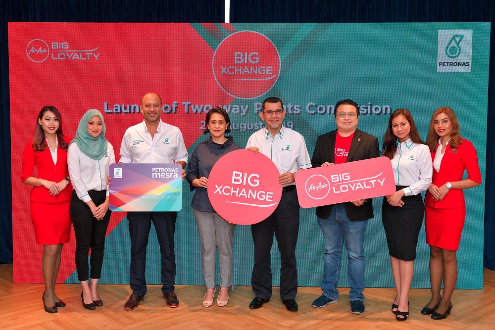 PDB’s head of Retail Business Khalil J M Muri (3rd from left), AirAsia Group Bhd (RedBeat Ventures) president Aireen Omar, Syed Zainal and Lee with cabin crew and Petronas staff.