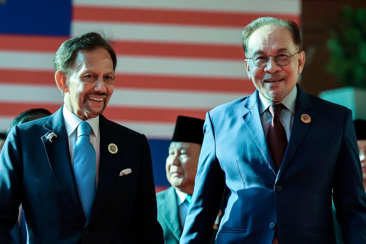 Sultan of Brunei, Sultan Hassanal Bolkiah and Prime Minister Datuk Seri Anwar Ibrahim - Photo by BERNAMA
