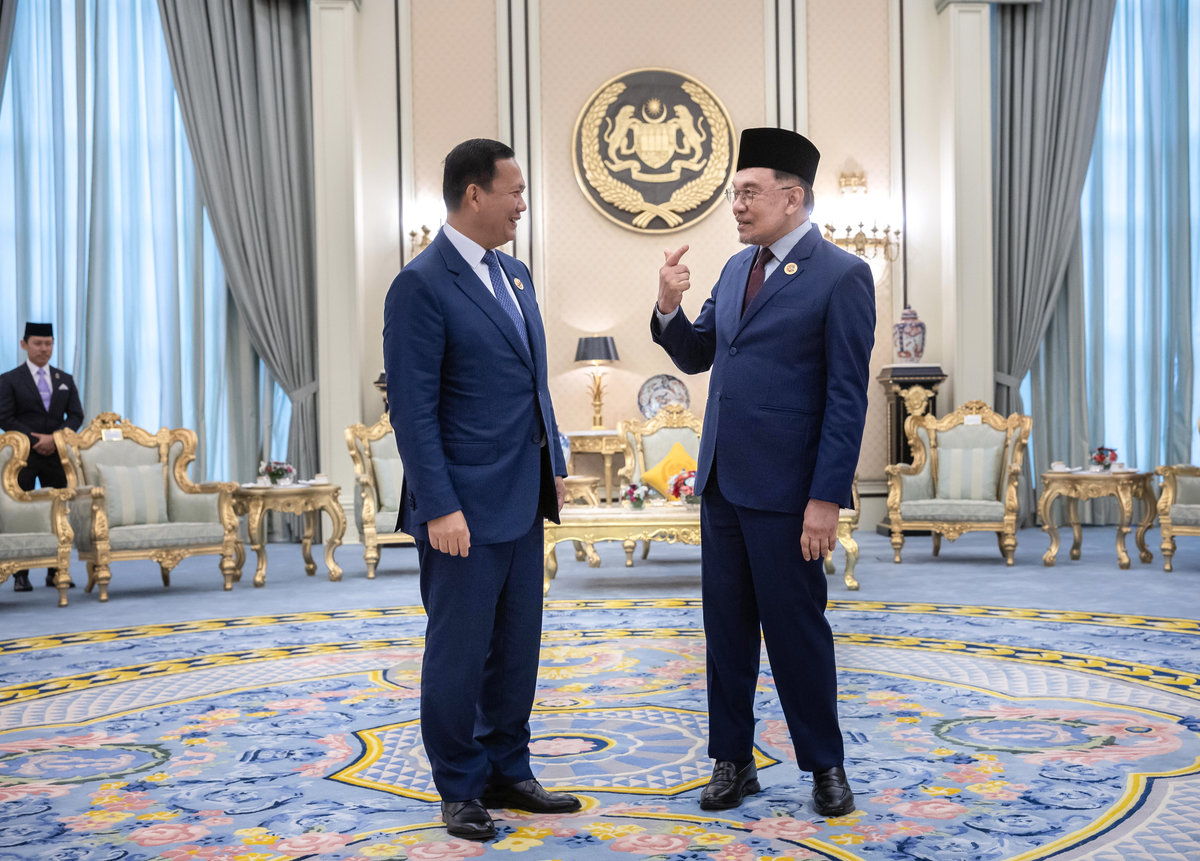Prime Minister Datuk Seri Anwar Ibrahim (right) shares a brief exchange with Cambodian Prime Minister Hun Manet before the Royal Luncheon at Istana Negara, held in conjunction with the 46th ASEAN Summit and related meetings. - BERNAMA