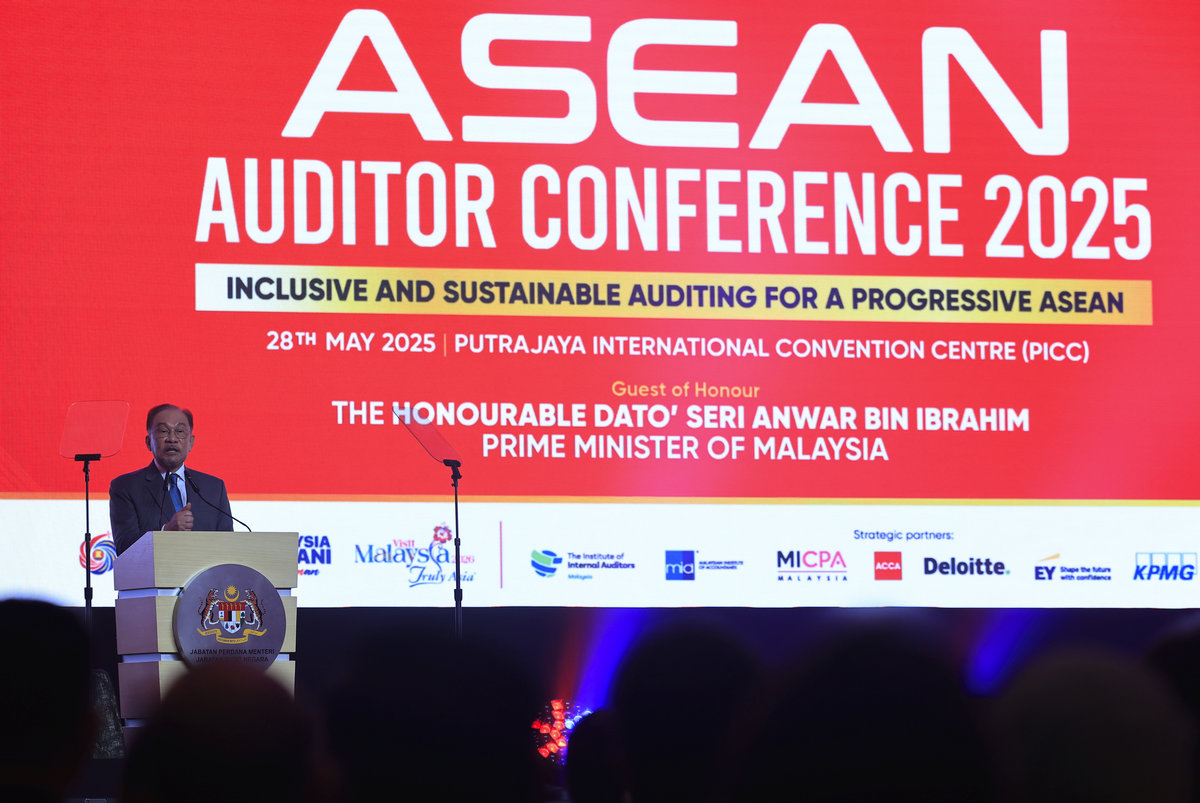 Prime Minister Datuk Seri Anwar Ibrahim delivers the closing speech at the ASEAN Auditor Conference 2025 at the Putrajaya International Convention Centre (PICC) today. - BERNAMApix