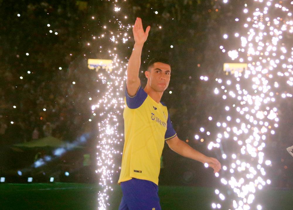 New Al Nassr signing Cristiano Ronaldo waves during his presentation/REUTERSPIX
