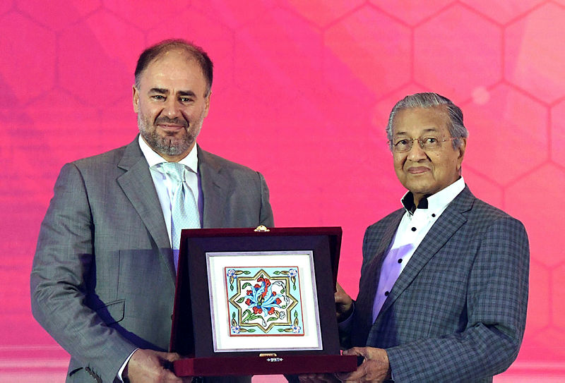Prime Minister Tun Dr Mahathir Mohamad received souvenir from the President of the Al Sharq Forum, Wadah Khandar, on May 1, 2019. — Bernama
