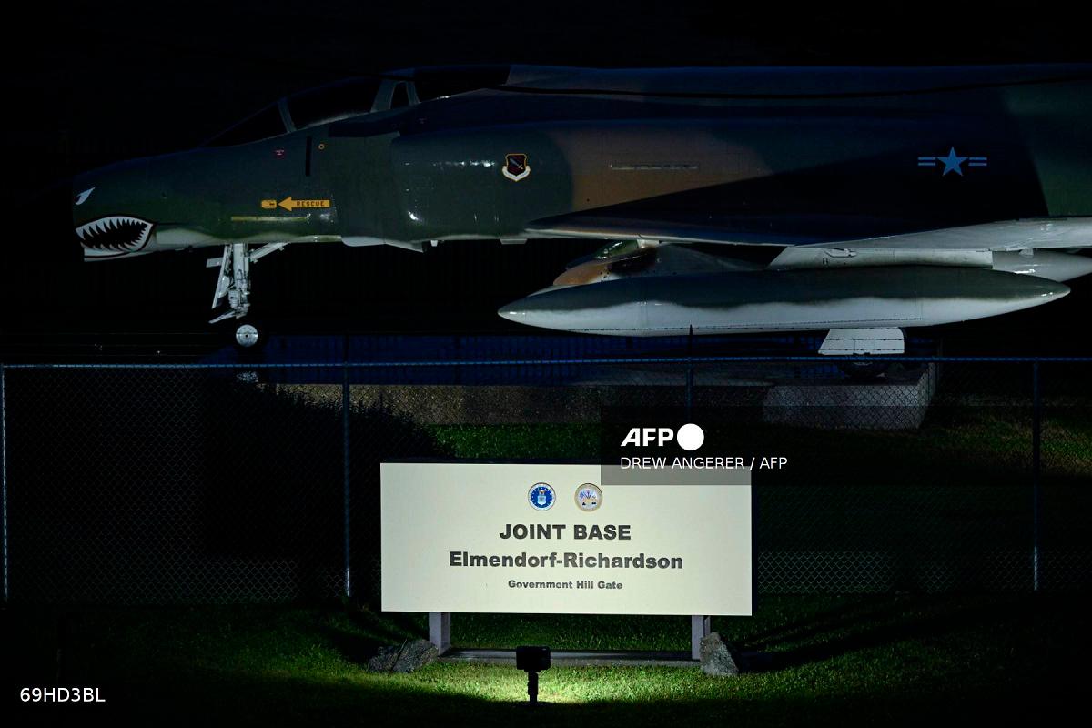 A view of an entrance to Joint Base Elmendorf-Richardson in Anchorage, Alaska on August 13, 2025, ahead of the August 15 scheduled meeting between US President Donald Trump and Russian President Vladimir Putin. - Drew ANGERER / AFP