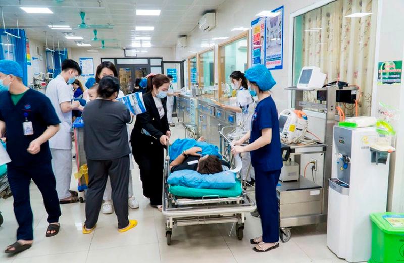 Nine people were hospitalized after drinking alcohol stored in a plastic bottle that had earlier contained a harmful chemical in Tuyen Quang Province, northern Vietnam. Photo: Tuoi Tre News