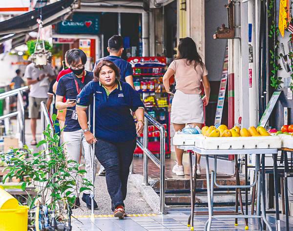 Sakinah inspecting PwD ramps during a walkabout in Taman Megah. - THESUNPIX