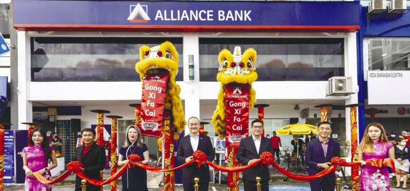 From left: Alliance Bank Malaysia Bhd Privilege Banking hub manager Jerry Liew, group chief consumer banking officer Gan Pai Li, Kam, group chief SME &amp; commercial banking officer Raymond Chui and group chief strategy, marketing &amp; business development officer Dr Aaron Sum at the branch reopening ceremony in Bandar Puteri Puchong.
